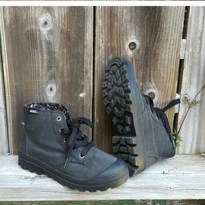 Black vans boots